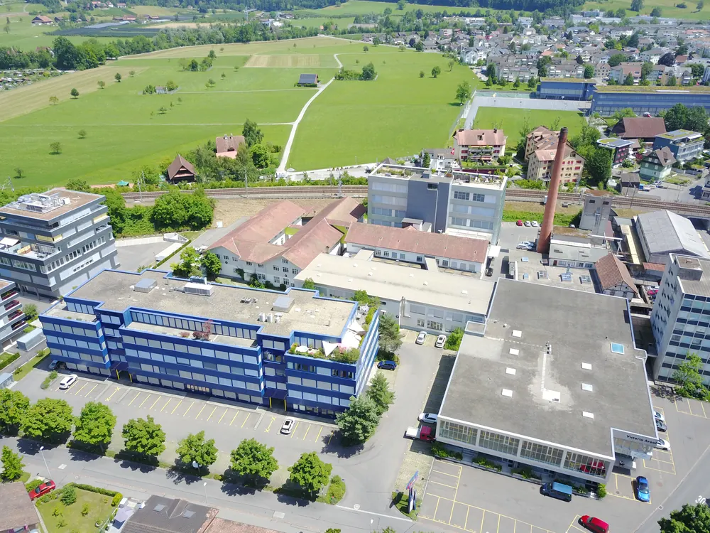 Luftaufnahme des Standorts der Helvatron AG in Baar, Kanton Zug